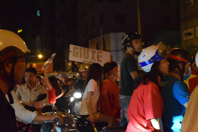 Cười té ghế xem hình ảnh hài hước đêm bão Việt Nam vô địch-3