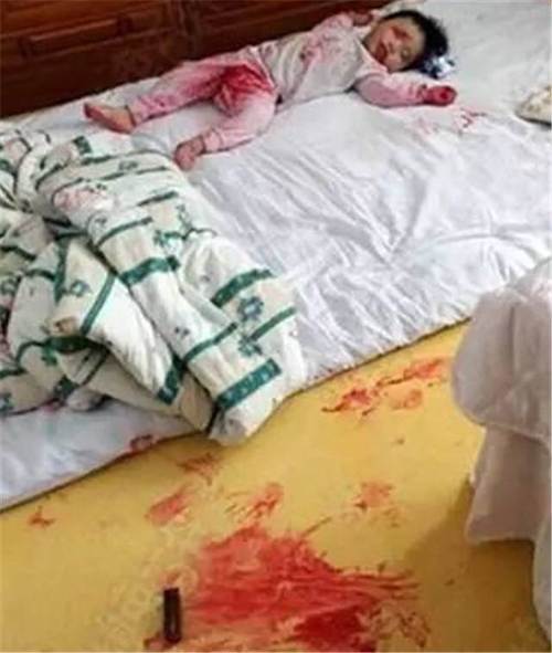 Mẹ suýt ngất khi lật giở tấm chăn thấy cảnh con gái ngất lịm, bê bết một màu đỏ-1