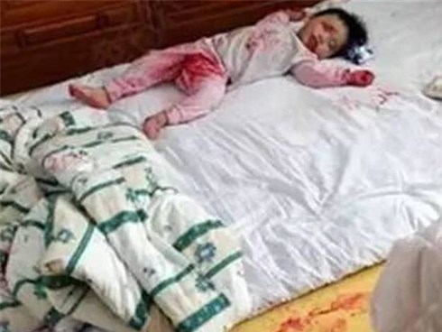 Mẹ suýt ngất khi lật giở tấm chăn thấy cảnh con gái 