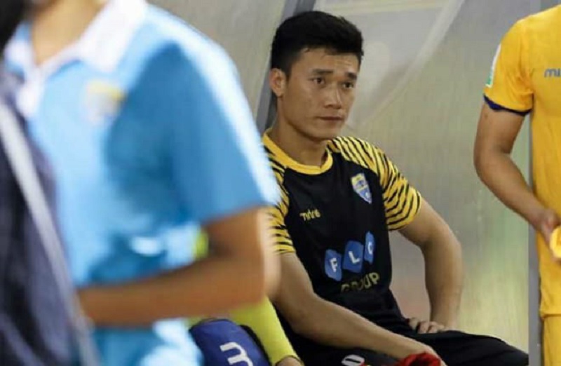 Ngồi ghế dự bị, thủ môn Bùi Tiến Dũng liên tục làm điều bất ngờ khi nhìn đồng đội tỏa sáng trên sân-1