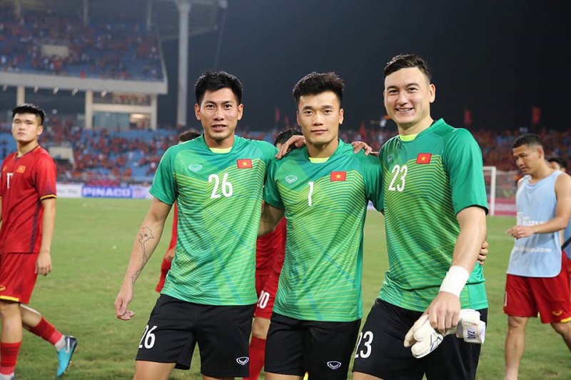 Ngồi ghế dự bị, thủ môn Bùi Tiến Dũng liên tục làm điều bất ngờ khi nhìn đồng đội tỏa sáng trên sân-2