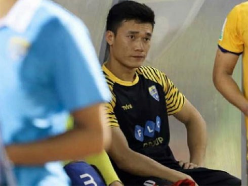 Ngồi ghế dự bị, thủ môn Bùi Tiến Dũng liên tục làm điều bất ngờ khi nhìn đồng đội tỏa sáng trên sân