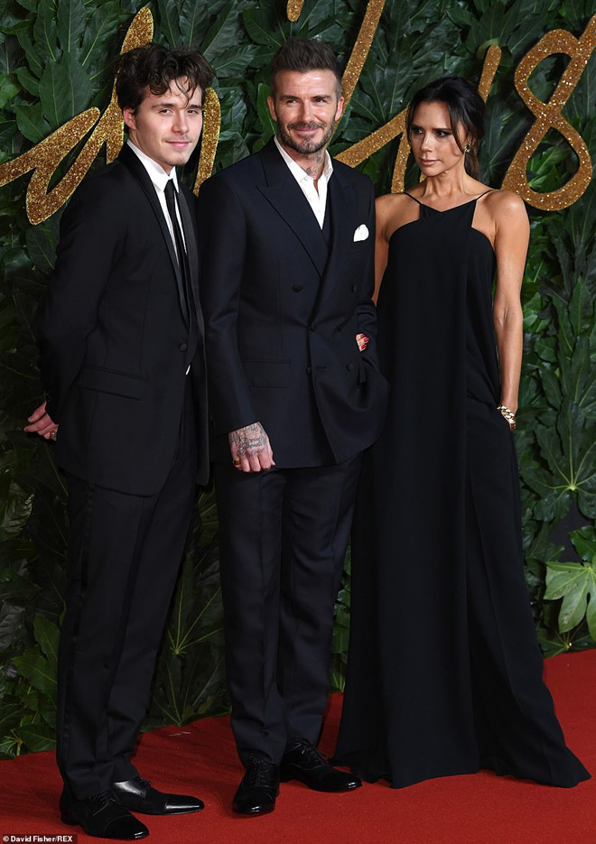 Kendall Jenner tiếp tục làm bỏng mắt người xem khi diện thiết kế không nội y-9