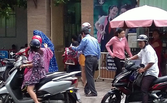 Thầy hiệu trưởng suốt 7 năm đứng đón học sinh-1