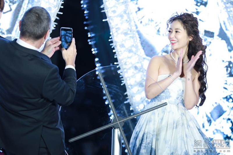 Lâm Tâm Như mặc váy khoe vai trần giữa thời tiết lạnh giá-1