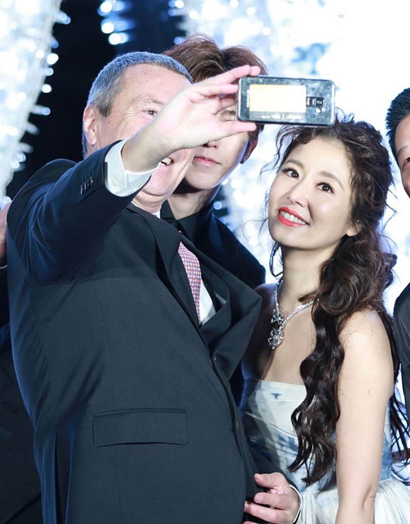 Lâm Tâm Như mặc váy khoe vai trần giữa thời tiết lạnh giá-4