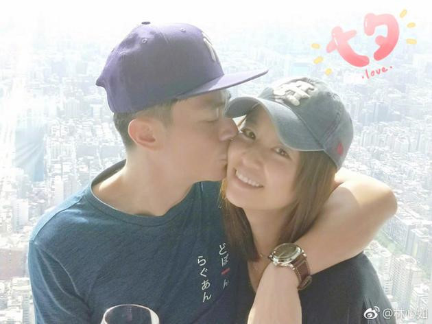 Lâm Tâm Như mặc váy khoe vai trần giữa thời tiết lạnh giá-6