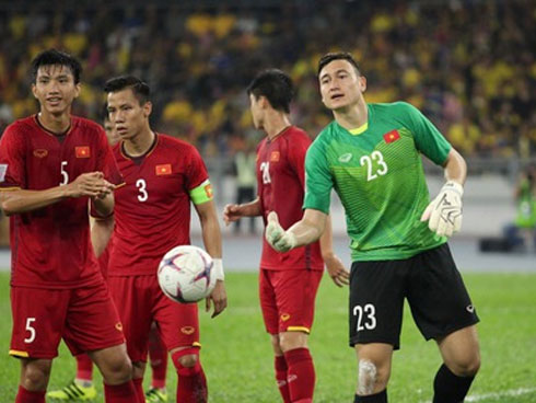 Anh shipper hồn nhiên ăn vụng thức ăn của khách hàng giữa đường-1