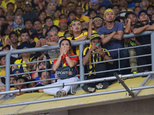 Bất chấp đêm lạnh 10 độ C, hàng trăm CĐV vây kín xe chở ĐT Việt Nam ở sân bay Nội Bài-10