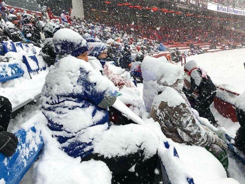 Sợ khách hàng ăn không hết, anh shipper hồn nhiên chén hộ mấy hộp cơm ngay giữa đường-2