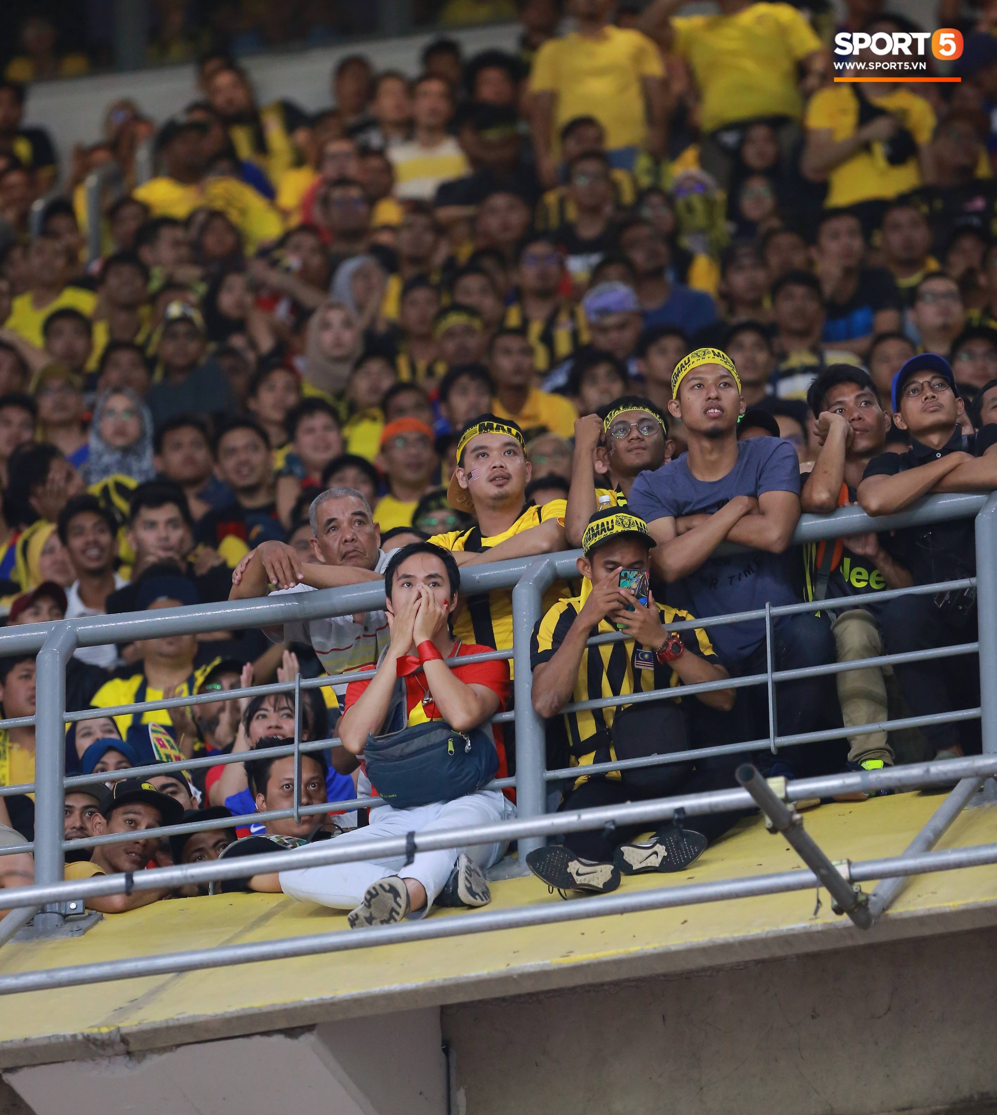 Cổ động viên dũng cảm nhất Việt Nam lên tiếng sau bức ảnh gây sốt: Chỉ vui trong âm thầm thôi-1