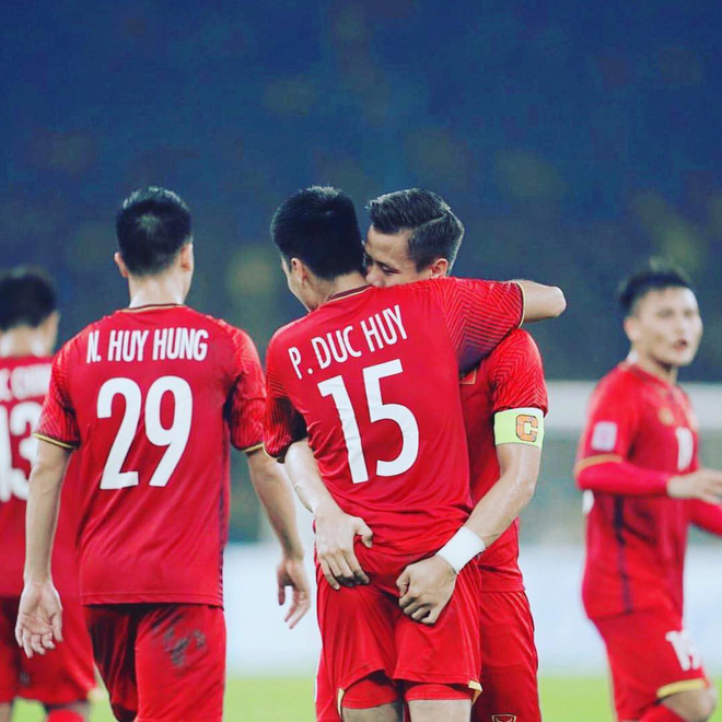 Có 1 bức ảnh mà Quế Ngọc Hải và Đức Huy đều háo hức chia sẻ, dân mạng soi ngay ra điểm bất thường-1