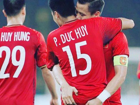 Có 1 bức ảnh mà Quế Ngọc Hải và Đức Huy đều háo hức chia sẻ, dân mạng soi ngay ra điểm 
