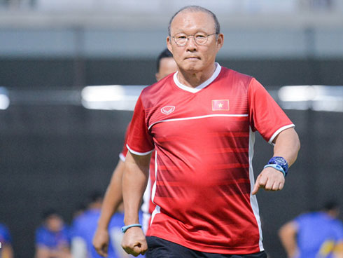 Nữ tiếp viên hàng không xinh đẹp gây bão mạng khi chụp ảnh chung với đội tuyển Việt Nam, tiết lộ bất ngờ về Quang Hải-11