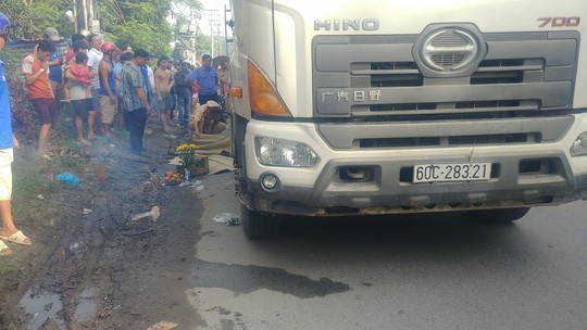 Mẹ điên loạn, gào thét khi thấy xe bồn cán chết con gái 6 tuổi-2