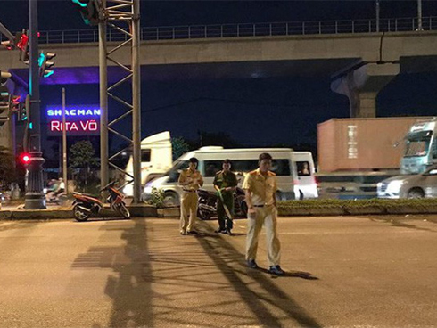Bình Dương: Con gái bị xe container cán tử vong thương tâm, người mẹ ôm thi thể gào khóc thảm thiết-3