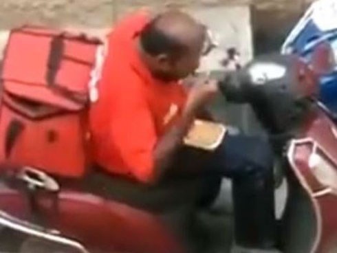 Sợ khách hàng ăn không hết, anh shipper hồn nhiên chén hộ mấy hộp cơm ngay giữa đường