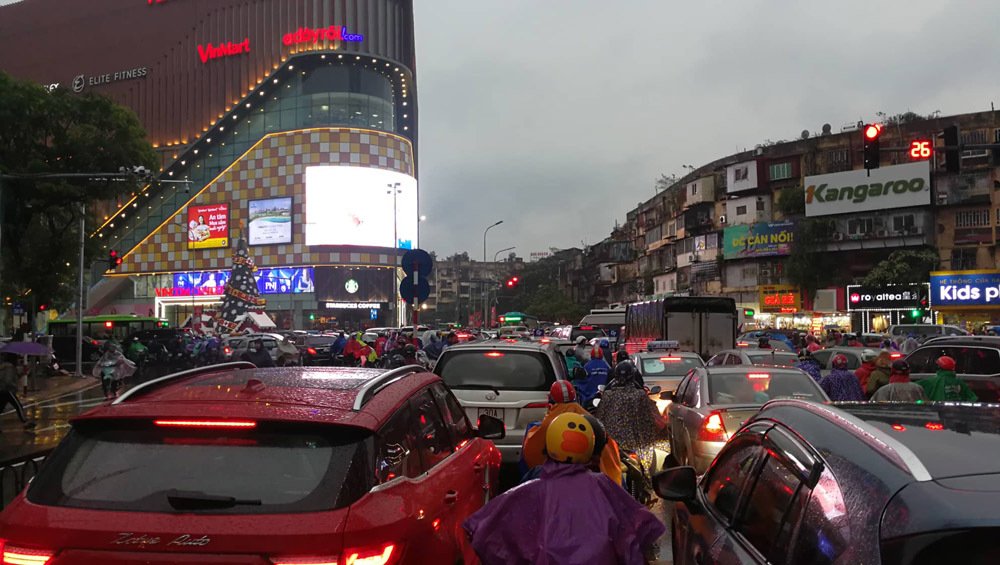 Dòng xe vô tận tê liệt trong mưa rét tầm tã khắp ngả Hà thành-17