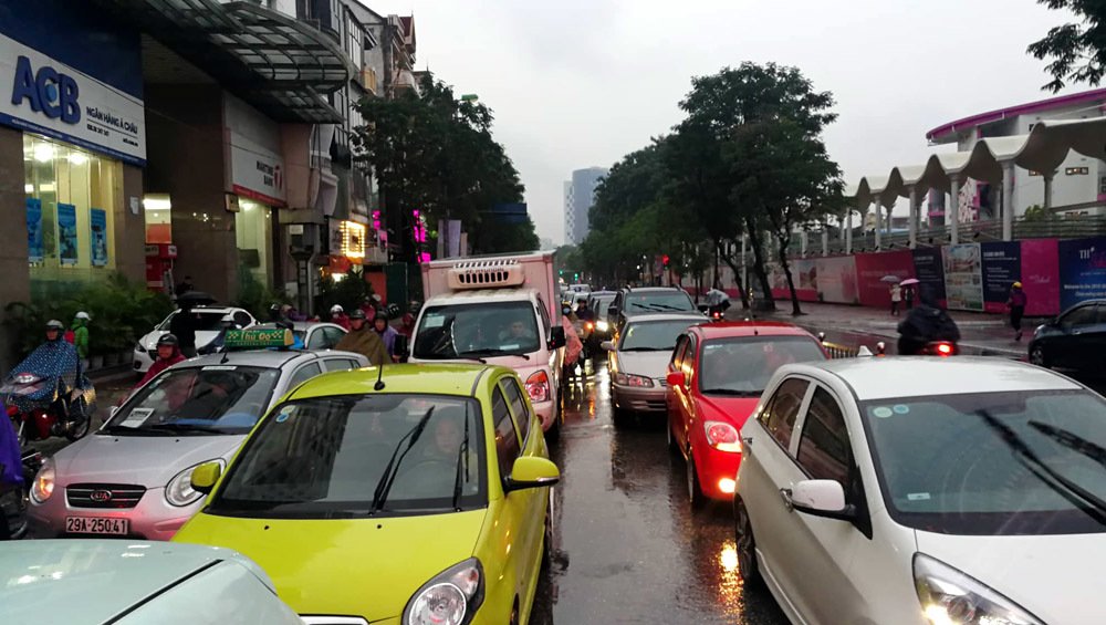 Dòng xe vô tận tê liệt trong mưa rét tầm tã khắp ngả Hà thành-18
