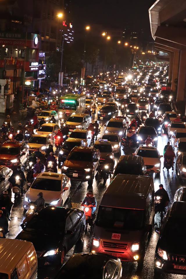 Dòng xe vô tận tê liệt trong mưa rét tầm tã khắp ngả Hà thành-3