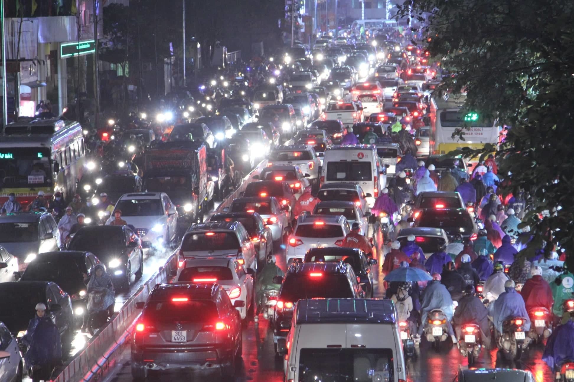 Dòng xe vô tận tê liệt trong mưa rét tầm tã khắp ngả Hà thành-4