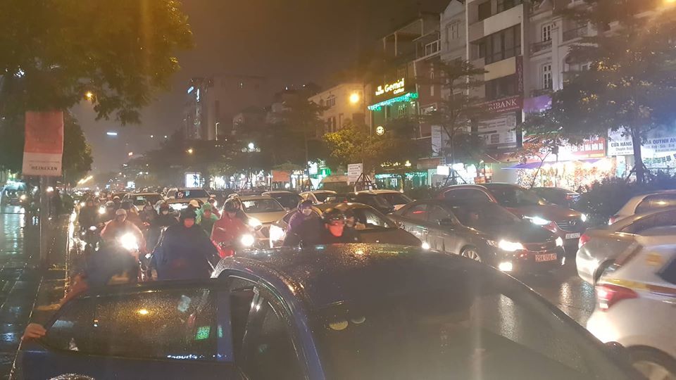 Dòng xe vô tận tê liệt trong mưa rét tầm tã khắp ngả Hà thành-8