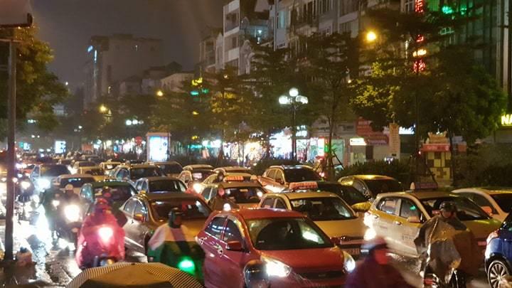 Dòng xe vô tận tê liệt trong mưa rét tầm tã khắp ngả Hà thành-9