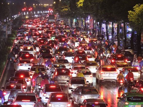 Dòng xe vô tận tê liệt trong mưa rét tầm tã khắp ngả Hà thành