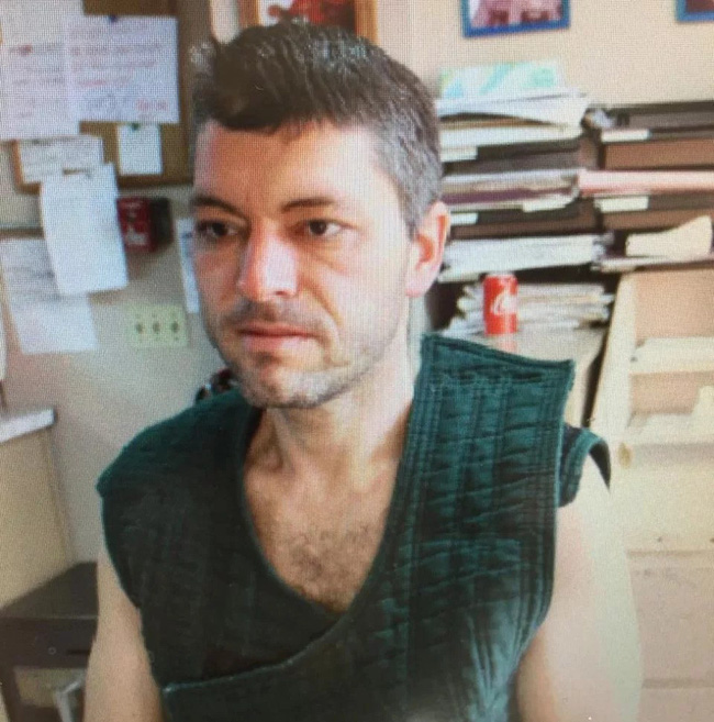 Ông bố chạy lên phòng rồi chứng kiến đứa trẻ bị cắt cổ, hung thủ không ngờ lại chính là người trong nhà-2