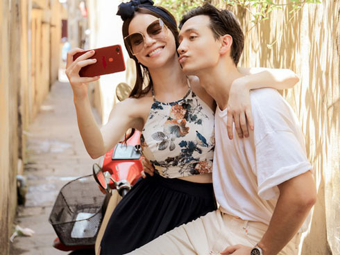 Hà Hồ tạo dáng với phong cách nhí nhảnh nhưng cái tay để trên đùi Kim Lý mới gây chú ý-4