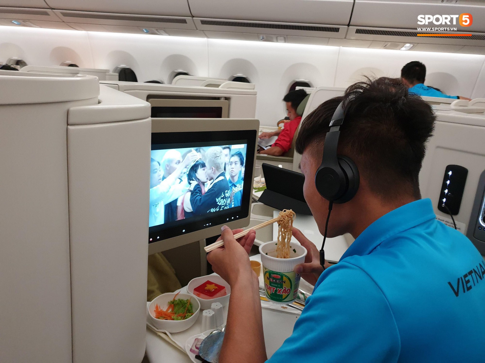 Trọng Ỉn vừa ăn mỳ tôm vừa nghiên cứu lại trận hoà Malaysia trên máy bay-6