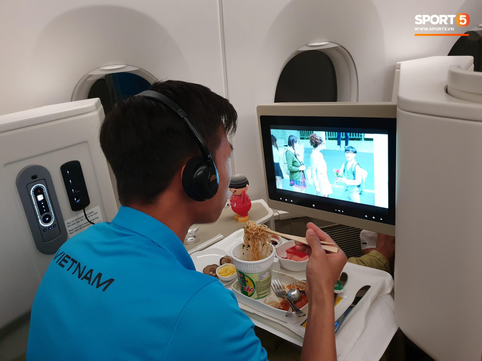 Trọng Ỉn vừa ăn mỳ tôm vừa nghiên cứu lại trận hoà Malaysia trên máy bay-5