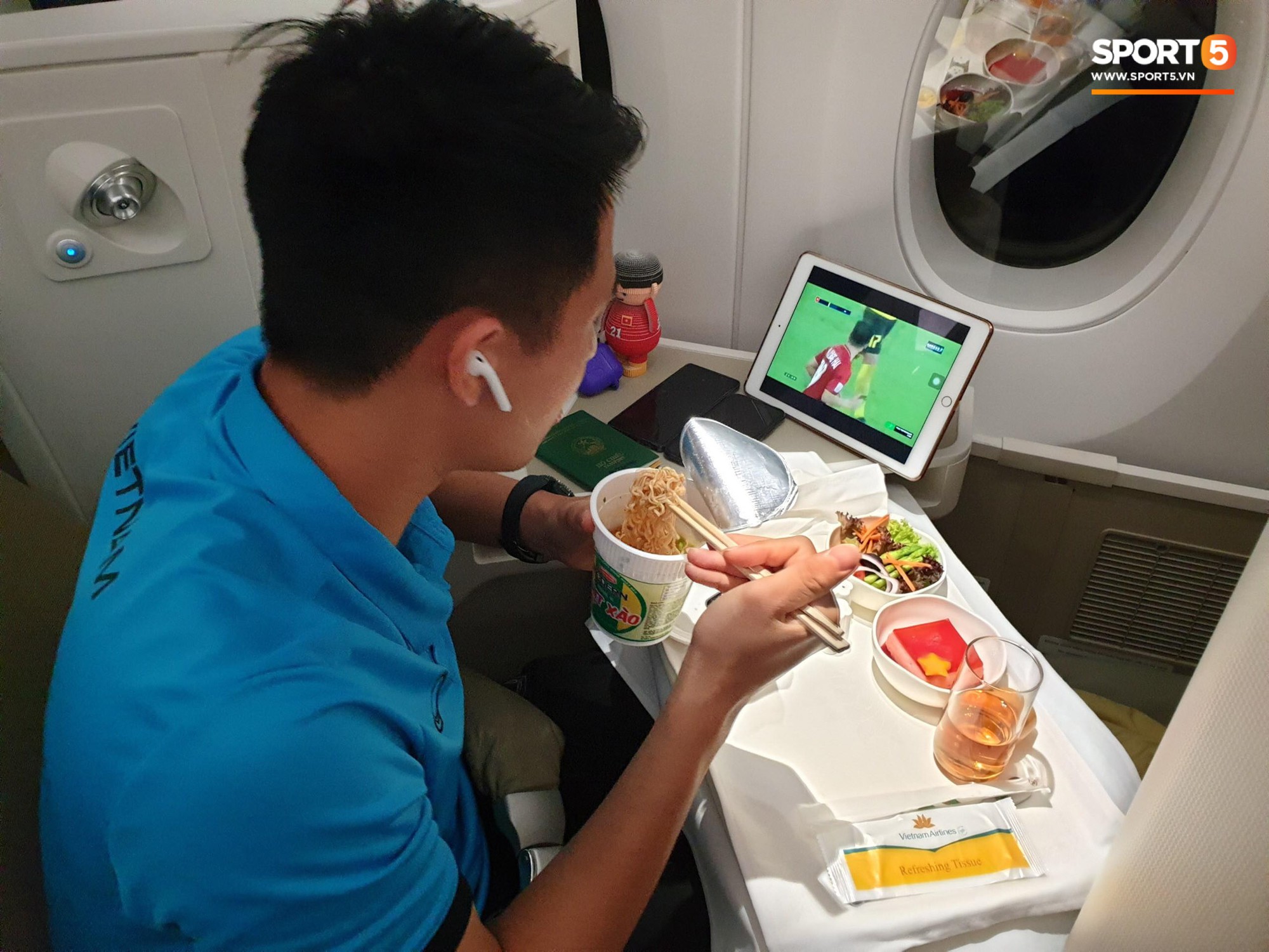Trọng Ỉn vừa ăn mỳ tôm vừa nghiên cứu lại trận hoà Malaysia trên máy bay-3