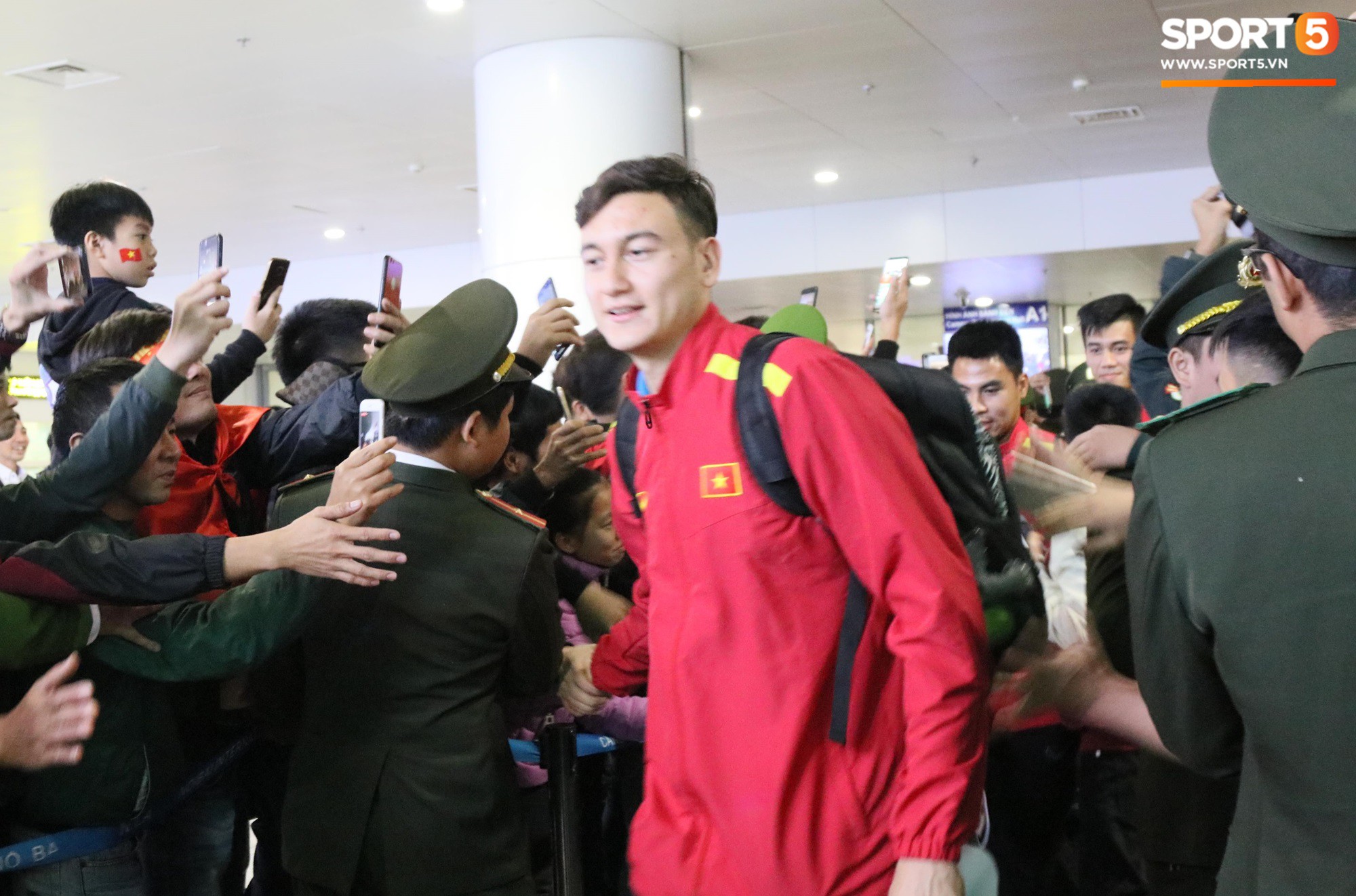 Bất chấp đêm lạnh 10 độ C, hàng trăm CĐV vây kín xe chở ĐT Việt Nam ở sân bay Nội Bài-3