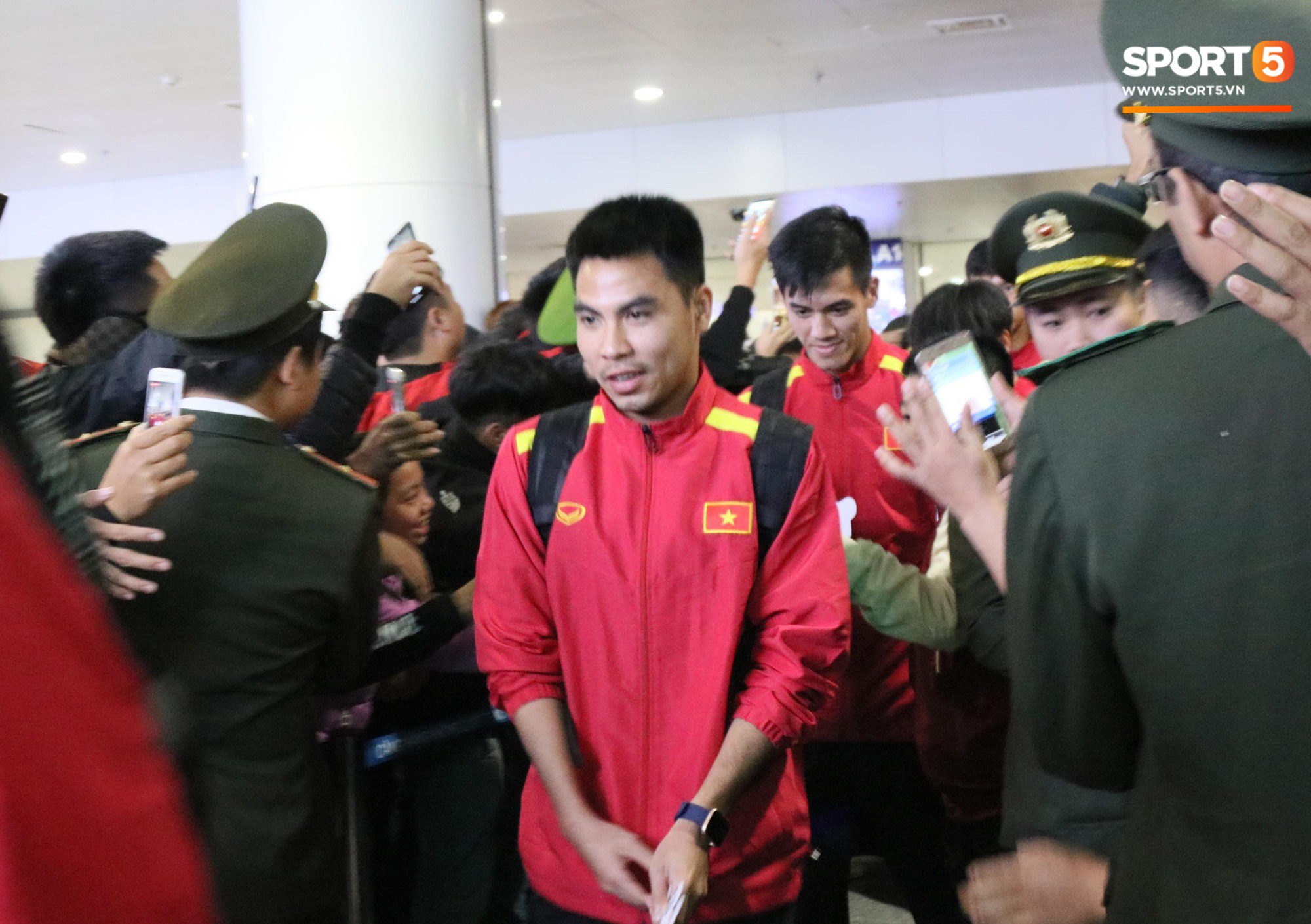 Bất chấp đêm lạnh 10 độ C, hàng trăm CĐV vây kín xe chở ĐT Việt Nam ở sân bay Nội Bài-4