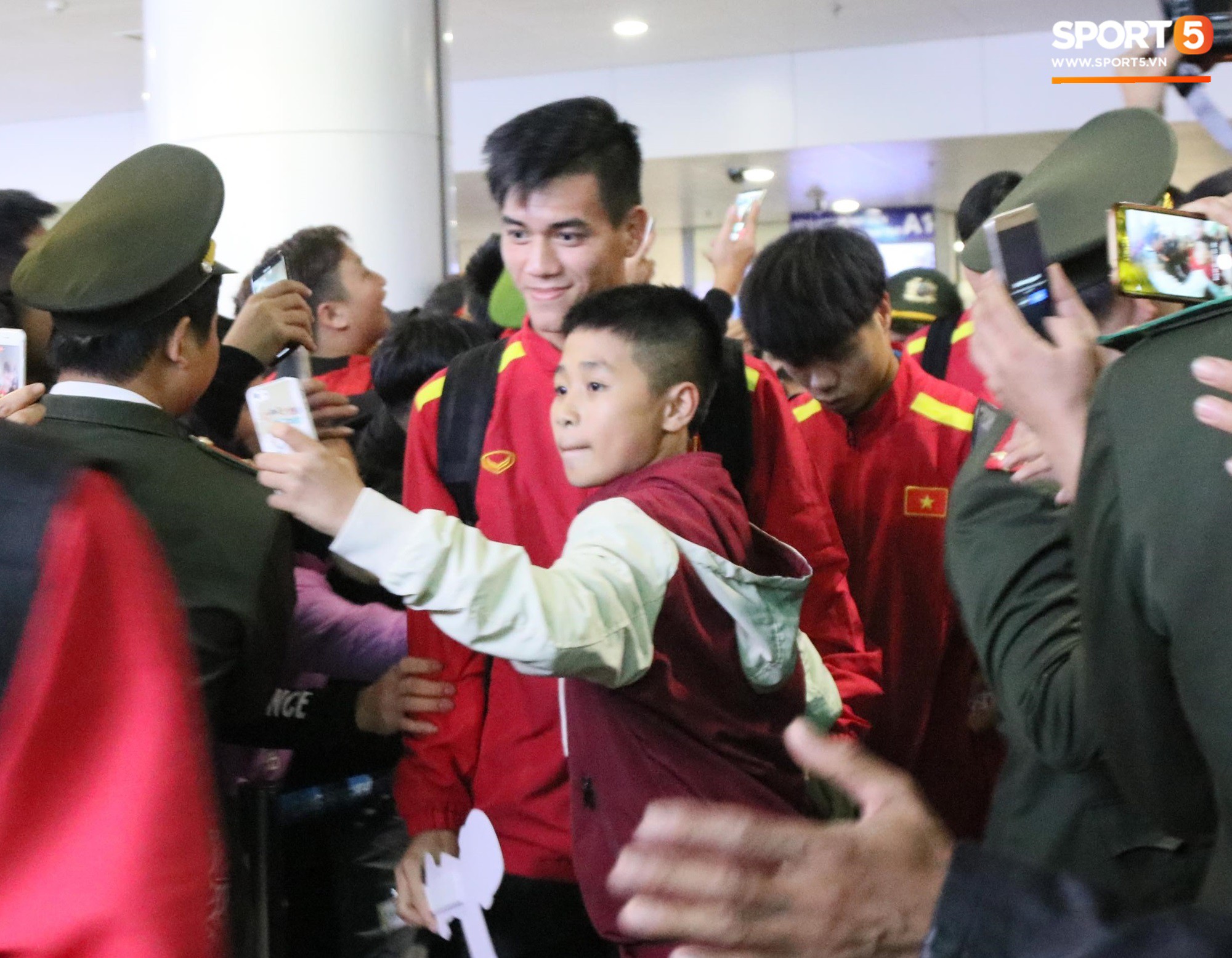 Bất chấp đêm lạnh 10 độ C, hàng trăm CĐV vây kín xe chở ĐT Việt Nam ở sân bay Nội Bài-5