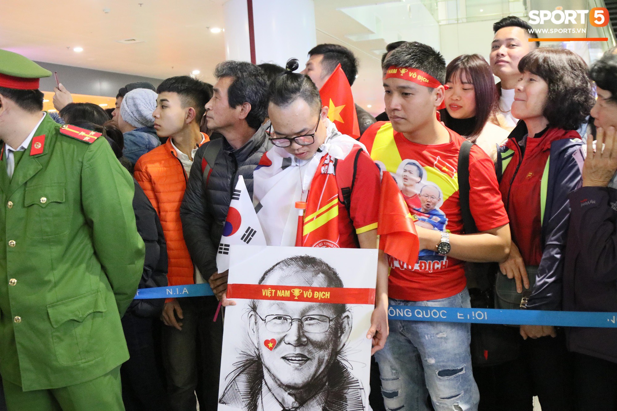 Bất chấp đêm lạnh 10 độ C, hàng trăm CĐV vây kín xe chở ĐT Việt Nam ở sân bay Nội Bài-8