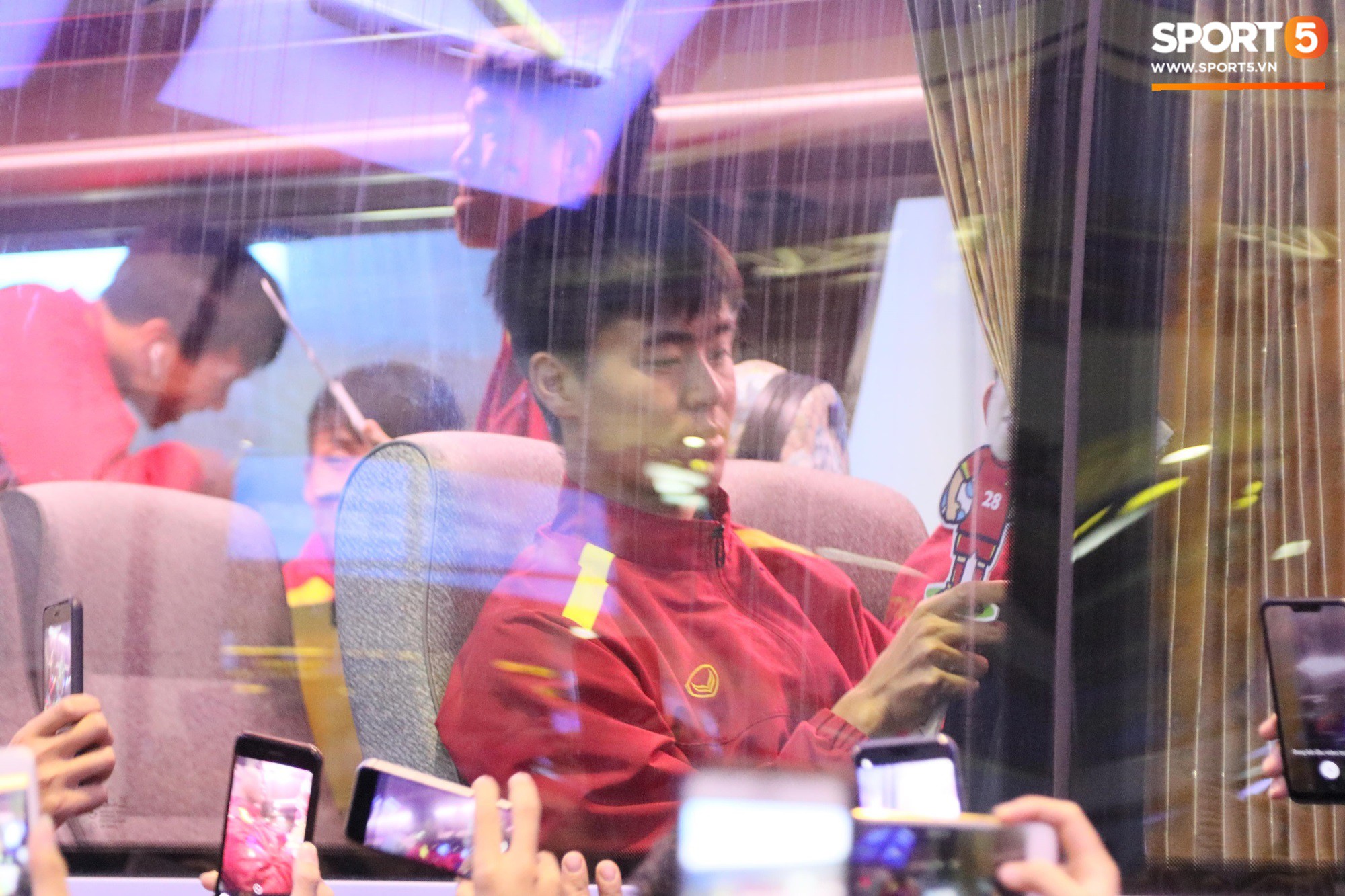 Bất chấp đêm lạnh 10 độ C, hàng trăm CĐV vây kín xe chở ĐT Việt Nam ở sân bay Nội Bài-9