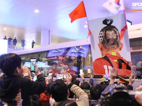 Bất chấp rét mướt, nhiều người vẫn xếp hàng từ 5h ở VFF chờ nhận vé trận chung kết-17