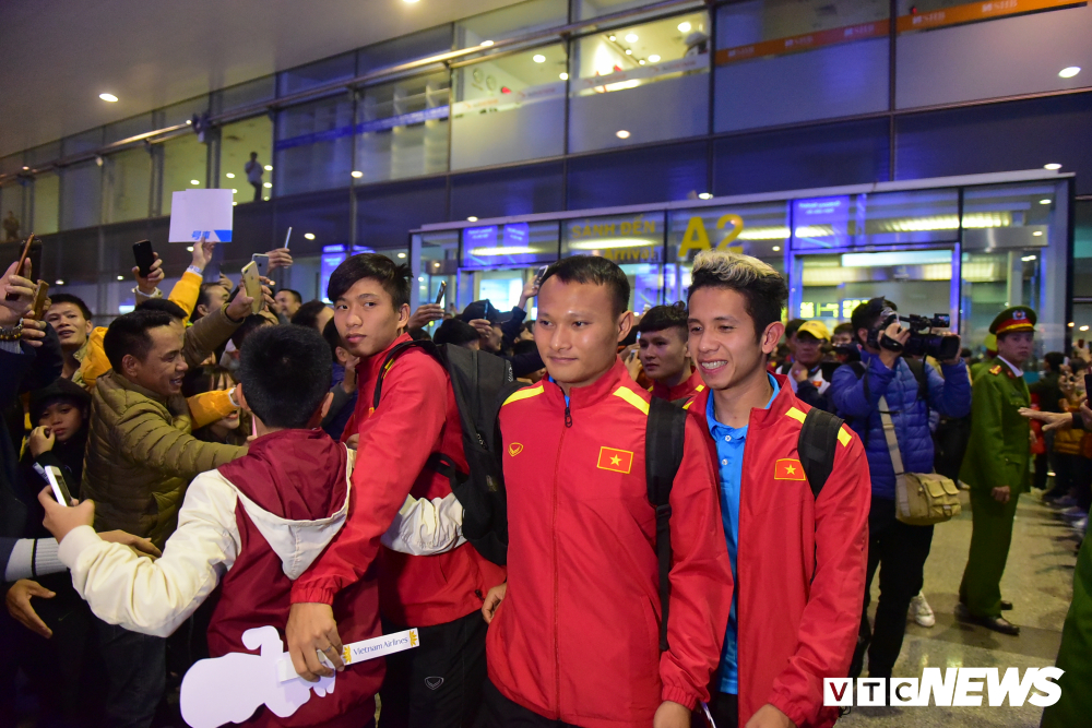 Hành động nhỏ tại sân bay khiến CĐV, cầu thủ thêm nể HLV Park Hang Seo-2