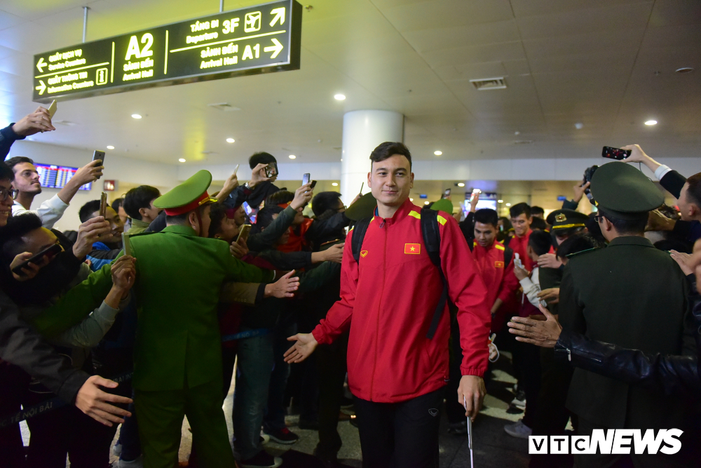 Hành động nhỏ tại sân bay khiến CĐV, cầu thủ thêm nể HLV Park Hang Seo-4