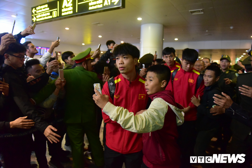 Hành động nhỏ tại sân bay khiến CĐV, cầu thủ thêm nể HLV Park Hang Seo-5