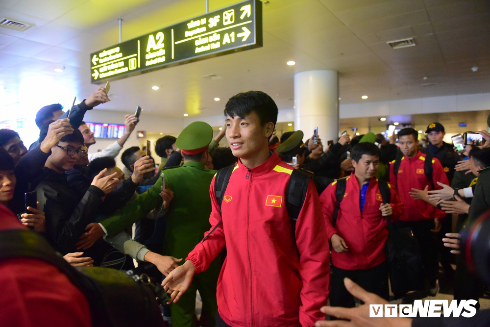 Hành động nhỏ tại sân bay khiến CĐV, cầu thủ thêm nể HLV Park Hang Seo-7