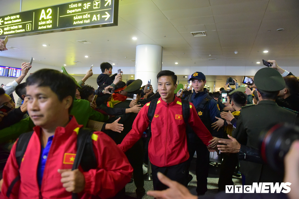 Hành động nhỏ tại sân bay khiến CĐV, cầu thủ thêm nể HLV Park Hang Seo-8