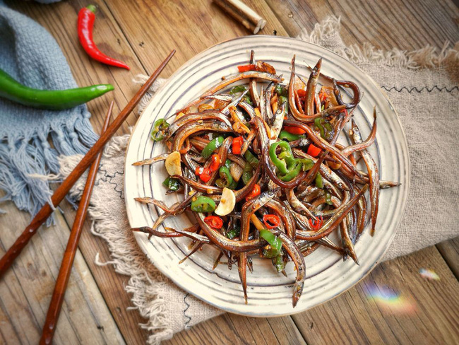 Học ngay cách làm cá khô chiên tỏi ớt để nhâm nhi trong trận lượt về Chung kết AFF Cup sắp tới!-3