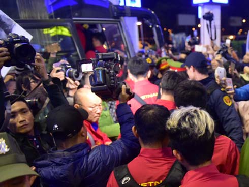 Trận chung kết lượt đi AFF Cup đạt rating cao nhất trong vòng 8 năm ở Hàn Quốc, tạo cơn sốt hiếm có trong lịch sử truyền hình xứ kim chi-3