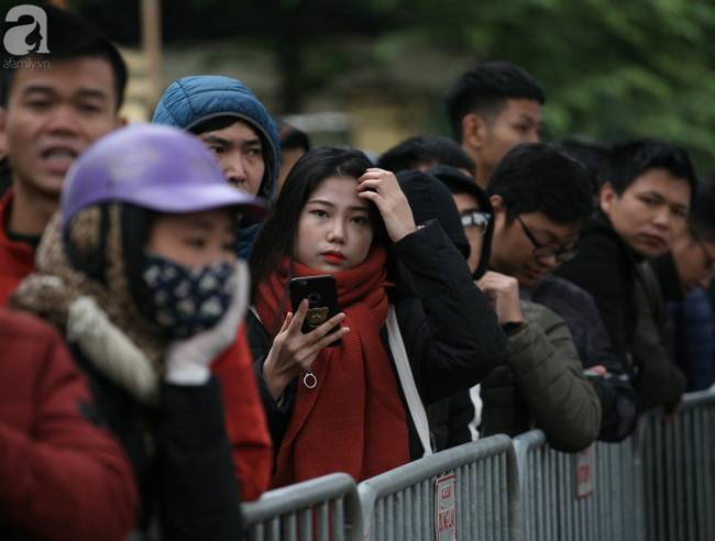 Bất chấp rét mướt, nhiều người vẫn xếp hàng từ 5h ở VFF chờ nhận vé trận chung kết-1