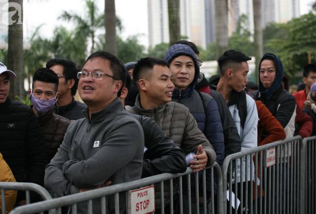 Bất chấp rét mướt, nhiều người vẫn xếp hàng từ 5h ở VFF chờ nhận vé trận chung kết-2