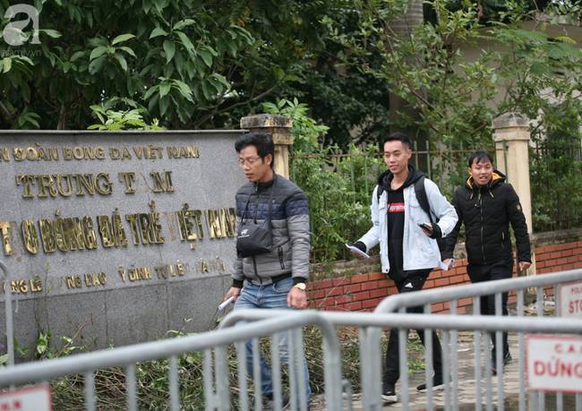 Bất chấp rét mướt, nhiều người vẫn xếp hàng từ 5h ở VFF chờ nhận vé trận chung kết-10