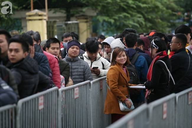 Bất chấp rét mướt, nhiều người vẫn xếp hàng từ 5h ở VFF chờ nhận vé trận chung kết-11